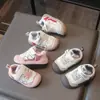 Sapatos de caminhada para bebês com solas macias, antiderrapantes, com fechos de velcro, sapatos esportivos infantis, novo modelo de outono para bebês de 1 a 3 anos, sapatos para meninos e meninas