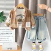 Ropa de Otoño Nueva, Moderna y Guapa para Bebés 2025 para Niños Pequeños y Medianos, Cuadros de Cuatro Barras, Mangas Largas, Conjunto de Tres Piezas para Niños de Primavera y Otoño