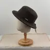 Novo chapéu de pescador de malha estilo francês inspirado em Hepburn para mulheres, versátil, moderno, elegante e que afina o rosto, adequado para outono e inverno