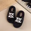 Pantuflas peludas de suela gruesa de moda para mujer, nuevo modelo 2026, mocasines de gamuza para el hogar, lindas pantuflas de algodón para usar en otoño e invierno al aire libre