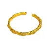 Pulseira de cobre banhada a ouro vietnamita com gravação antiga de rosas, pulseira de rosa em relevo retro de luxo leve da moda atacado
