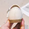 Sapatos de salto baixo estilosos para meninas, sapatos de princesa, nova coleção outono 2026, sapatilhas de sola macia, sapatos infantis, sapatos de couro para apresentações e ocasiões formais