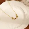 Sentido de alta gama diseño simple de rama de olivo nueva moda nicho cadena de acero de titanio no se decolora cadena de clavícula de lujo ligero para mujer