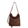 Bolso Cubo de Lujo con Pliegues y Estampado de Leopardo para Mujer, Otoño/Invierno 2026, Moderno, Versátil, para el Viaje Diario, Bolso de Hombro Cruzado