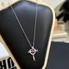 Collar con Colgante de Cruz de Amor de Diamante Rosa Micro-incrustado Super Hada Estilo Francés para Mujer, Diseño de Nicho Elegante para Combinar con Todo, Cadena Clavicular