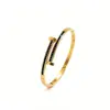 Pulsera de Acero Titanio Apilada Forma de T de Trébol de Venta Caliente Europea y Americana para Mujeres, Joyería de Pulsera de Oro de Gama Alta al por Mayor