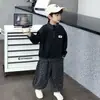 Conjunto otoñal moderno y genial para niños 2026 nuevo y elegante conjunto casual de dos piezas con sudadera de cuello alto y pantalones con estampado de leopardo para niños