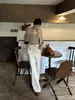 8676 Pantalones casuales simples de cintura alta con piernas ligeramente acampanadas, bolsillos y un diseño versátil que estiliza, adecuados para estudiantes y ropa de trabajo