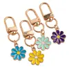 Llavero colgante de aleación con diseño de margarita estilo goteo de aceite, anilla en D dorada, charm de flor multicolor, accesorios para manualidades, venta al por mayor
