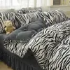 Novo conjunto de cama de inverno de quatro peças em veludo de leite grau A, com design acolchoado, matelassado e espesso para aquecimento, com capa de edredom em fleece de coral estampada