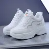 Novo modelo de comércio exterior transfronteiriço de tênis dad que aumentam a altura para primavera e outono, tênis esportivos estilo coreano com solas macias para viagens, corrida e uso casual