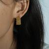 Acero titanio pequeñas cuentas doradas costura malla diseño nicho en forma de C sentido estilo Hong Kong chapado oro 18K aretes de botón joyería para la oreja