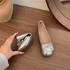 Zapatos planos bajos estilo francés retro negros para mujer, nuevo modelo verano 2026, adecuados para combinar con faldas, zapatos Mary Jane de puntera redonda con suela blanda