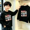 Camiseta de manga comprida para meninos, algodão puro, novo estilo primavera/outono 2026, cor sólida, gola redonda, top de base para crianças mais velhas