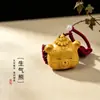 Chaveiro Pingente Urso Raivoso Fofo Cartoon Esculpido em Sândalo Dourado com Borlas Feitas à Mão, Adorável Ornamento para Bolsa