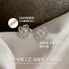 Brincos de agulha S999 de prata pura com design de flor vazada para mulheres, design único, luxo leve, elegante, joias amigáveis para as orelhas