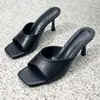 2026 Sandálias de Salto Alto Quadradas Pretas Foscas Slide Femininas de Tira Única Abertas Bico Fino Salto Agulha Calçados Externos Chinelos Mule Sapatos Femininos para Banquete Transfronteiriços