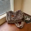 Bolso de felpa de gran capacidad transfronterizo para mujer, nueva colección otoño/invierno 2026, estampado de leopardo, bolso cruzado esponjoso, bolso de hombro ligero y versátil
