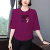 Camiseta Casual e Confortável com Estampa de Letras e Manga Três Quartos para Mulheres, Caimento Solto, Emagrecimento, Estilosa, Rejuvenescedora, Blusa Versátil para Mulheres de Meia-Idade