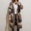 Novo casaco de malha com capuz, comprimento médio, cores blocadas, espesso, manga longa, casual, soltinho, feminino, outono e inverno