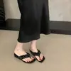 Primeiro Encontro com as Sandálias de Dedo Planas com Estampa de Leopardo Estilo Francês para Mulheres, Novo Modelo Verão 2026, Adequadas para Usar com Saias, Chinelos de Praia