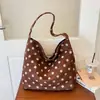 Bolsa de ombro tote casual com poá estilo coreano, nova para o Outono de 2026, leve e de grande capacidade, adequada para a escola e uso diário