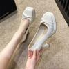 Sapatos de Couro Brilhante da Moda com Salto Baixo Tendência para Mulheres Baixas Nova Coleção Primavera e Outono 2025 Sapatos Pequenos de Couro com Salto Bloco Aumento de Altura Salto Alto
