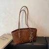 Bolso retro individual de alta gama para mujer, nuevo bolso de hombro con textura de moda de otoño e invierno 2024, bolso de viaje popular debajo del brazo.