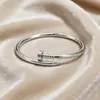 Pulsera de Uñas Brillante Impermeable y Resistente a la Decoloración, Electrochapada al Vacío, Pulida Exquisitamente, Elegante Pulsera con Cierre de Lujo Ligero, Estilo Minimalista