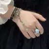 Pulsera de encaje con cadena de flor de rosa negra, inspirada en lo vintage, de alta gama - un diseño lujoso y único que combina una pulsera y un anillo