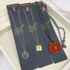 Collar de Lujo de Gama Alta, Moderno y Popular a Través de las Fronteras, Collar Sencillo de Acero Inoxidable Chapado en Oro de 18 Quilates con Elementos de Letras del Arco del Triunfo, Etc.