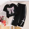 Fornecimento Transfronteiriço de Roupas Infantis para Crianças Europeias e Americanas, Roupas para Meninas, Conjunto de Camiseta Preta de Manga Curta + Calça para Bebês