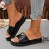 Chanclas de Exterior para Playa con Suela Gruesa y Hebilla Metálica para Mujer 2026 Nuevo Estilo Europeo y Americano Comercio Exterior Talla Grande de Moda Cómodas Chanclas de Color Sólido