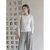 Camiseta de manga larga con cuello redondo y bloques de color estilo coreano para mujer, camiseta básica de otoño ajustada, top blanco
