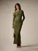 M26D708-2026 Vestido Elegante de Mujer con Cuello en V, Mangas Largas, Hombros Descubiertos y Pliegues, Nuevo para Primavera y Otoño, Transfronterizo Europeo y Americano