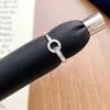 Anel de fivela de paz de luxo de alta qualidade estilo francês com diamantes entrelaçados para mulheres, moderno e único, anel simples para o dedo indicador