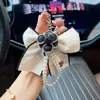 Nuevo Creativo Pequeño Camelia Fragante Llavero para Coche Moda Cadena de Cuentas Borde de Diamante Flor Colgante Decoración de Bolso Venta al por Mayor