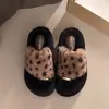 Pantuflas peludas de plataforma súper elegantes con suela gruesa para mujer, adecuadas para usar en exteriores, nuevo modelo otoño e invierno 2026, pantuflas antideslizantes tipo slip-on para el hogar