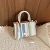 Bolsa pequena quadrada tecida em blocos de cor estilo étnico com design de bolsa de mão vintage, adequada para uso casual, bolsa transversal de nicho para o dia a dia.