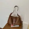 Diseño de nicho, nueva colección de primavera/verano europea y americana: un bolso de axila elegante y moderno con adornos de remaches, perfecto para ir al trabajo y que ofrece amplio espacio de almacenamiento