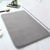 Tapete de chão de velo de coral liso de fábrica cor sólida espuma de memória espessa antiderrapante tapete de chão de banheiro absorvente secagem rápida capacho