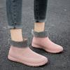 Botas de lluvia de tubo corto de moda para la universidad, zapatos de goma, zapatos de agua populares cibernéticamente, botas de agua antideslizantes, botas de goma de plástico engrosadas para el trabajo de verano para mujeres, botas de lluvia