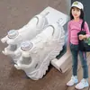 Sapatos Femininos Primavera e Outono 2023 Novos Tênis Infantis de Couro Impermeáveis Tênis Infantis Grandes com Botão Giratório Sapatos de Torre para Meninas