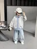 Conjunto de Ropa de Otoño para Niños 2026 Nuevo Estilo Chaqueta Falsa de Dos Piezas para Niños Jeans Handsome Conjunto Casual de Dos Piezas