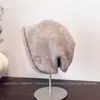 Gorro de Punto Holgado Simple con Etiqueta Metálica Pequeña para Mujer, Nuevo Estilo de Invierno, Adelgazante de Rostro, Para Moño Pequeño, Cálido Protector de Orejas de Lana