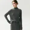 Nova coleção de outono: Suéter de tricô de cashmere estilo suave para mulheres, com gola semi-alta, textura canelada vertical, corte solto e mangas compridas, perfeito como peça base.