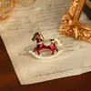 Broche de Cavalo Vermelho do Zodíaco com Microincrustação de Zircônia, Alfinete Elegante de Alto Padrão do Ano do Cavalo em Esmalte, Broche Exquisito para Mulheres