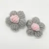 Flor pequeña tejida a mano 4CM pompón de lana flor para accesorios de ropa bolsa pinza para el pelo accesorios broche flor de ganchillo diy