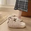 Suaves pantuflas de pompón con lazo para mujer, nuevo estilo otoño/invierno, populares para usar en interiores y exteriores, cálidas, antideslizantes y con diseño de punta cerrada