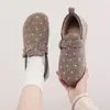 Sapatos Estilo Birkenstock Plush com Solado Grosso de Bolinhas Personalizados para o Inverno Bico Redondo Salto de Pelo Sapatos de Algodão Sapatos Casuais Quentes da Moda para Uso Externo